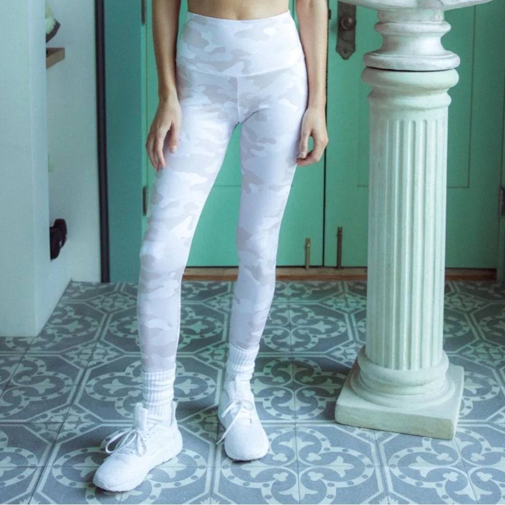 ONZIE HIGH RISE MIDI LEGGING IN BEIGE CAMO S/M